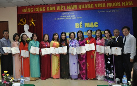 Bế giảng khóa tập huấn giảng dạy tiếng Việt cho giáo viên người Việt Nam ở nước ngoài